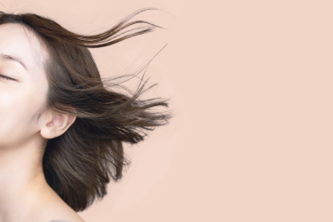 薄毛、抜け毛のサインを見過ごしていませんか？知らないうちに進行している〝頭皮の乾燥〟を潤いケアで解決！